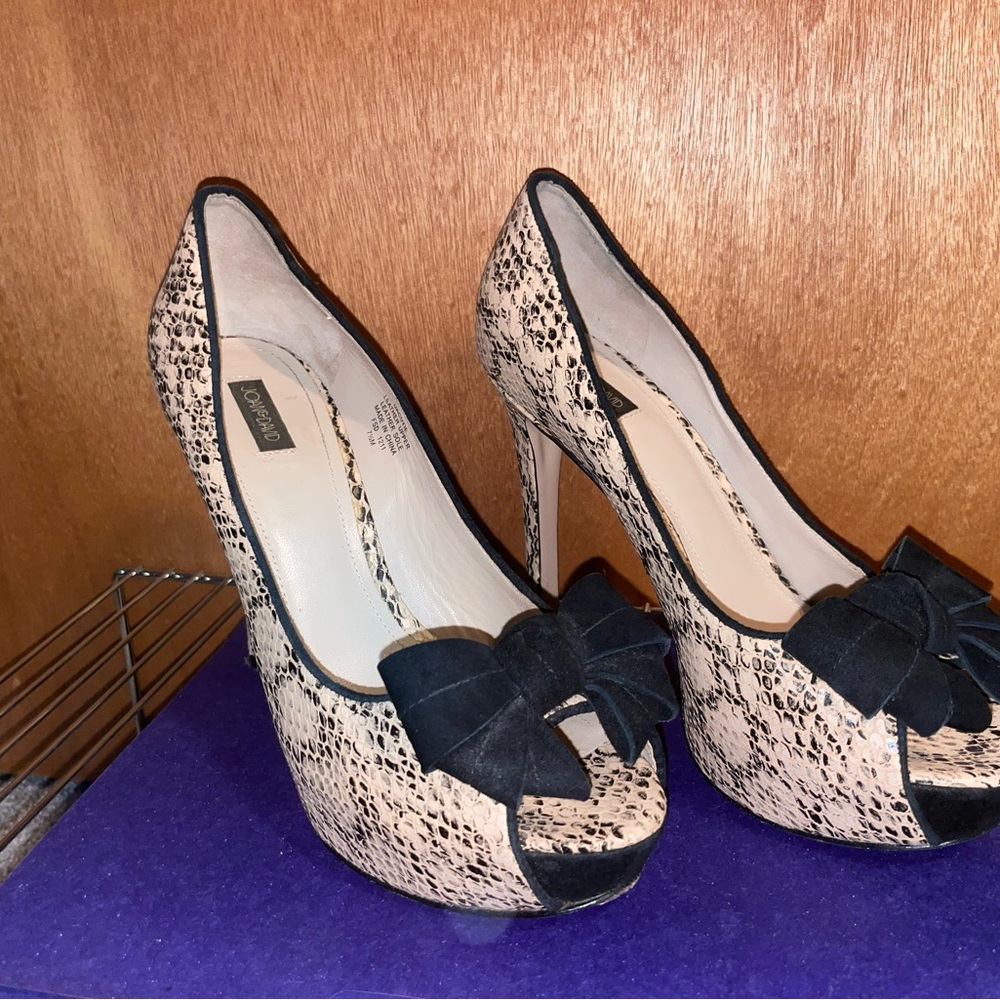 Joan & David well loved & cared for snakeskin & adorable bow Peep-Toe Heels